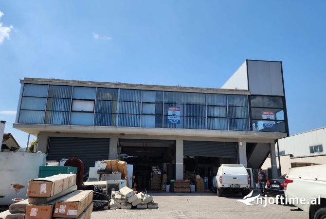 Ambiente Commerciale in Affitto 4+1 a Tirana - 2,000 Euro