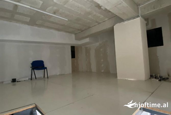 Dyqan ne shitje te 5 Maji