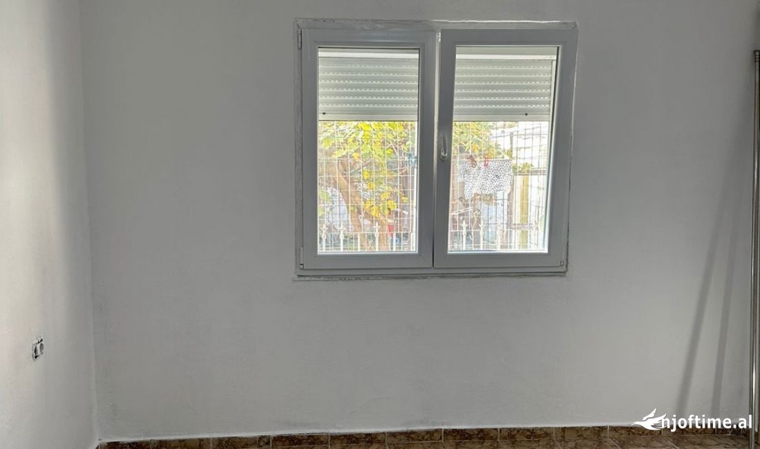 Shtepi ne shitje Apartament ne Tirane, 1+1, Mobilimi Bosh, pa mobiluar, Pagesa 63,000  Euro.