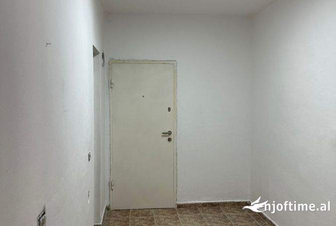 Shtepi ne shitje Apartament ne Tirane, 1+1, Mobilimi Bosh, pa mobiluar, Pagesa 63,000  Euro.
