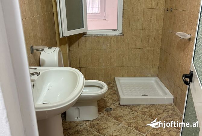 Shtepi ne shitje Apartament ne Tirane, 1+1, Mobilimi Bosh, pa mobiluar, Pagesa 63,000  Euro.