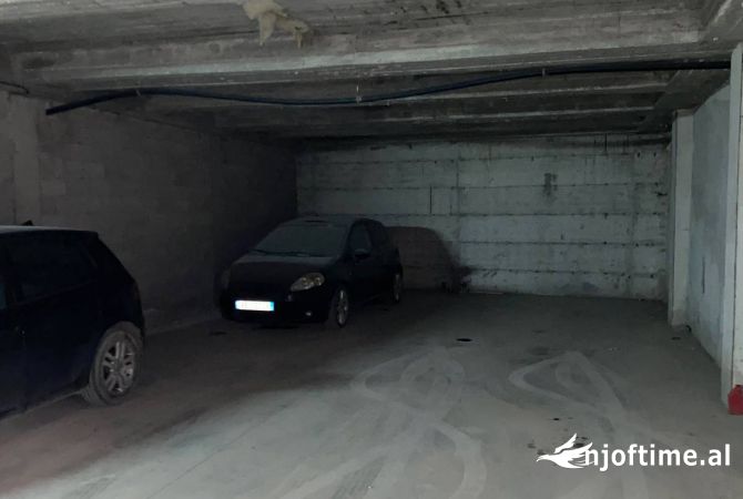 Ambiente Commerciale in Vendita 4+1 a Tirana - 60,000 Euro