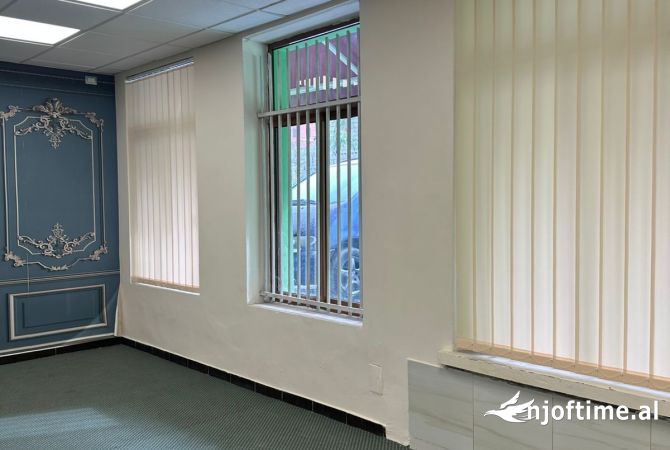 Ambiente Commerciale in Affitto 3+1 a Tirana - 1,400 Euro