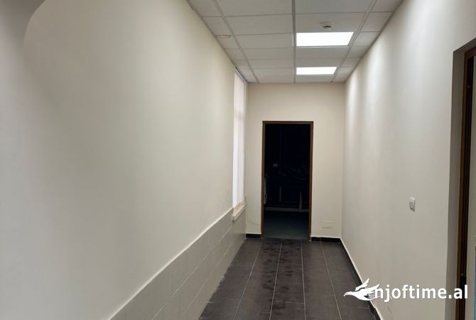 Ambiente Commerciale in Affitto 3+1 a Tirana - 1,400 Euro