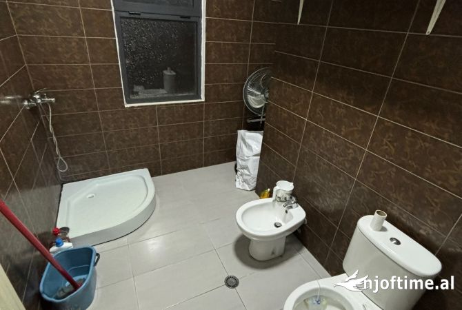 Shtepi ne shitje Apartament ne Tirane, 2+1, Mobilimi Bosh, pa mobiluar, Pagesa 130,000  Euro.