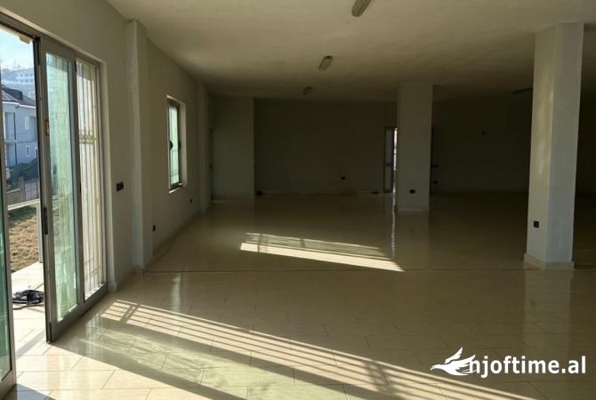 Ambiente Commerciale in Affitto 1+1 a Tirana - 50,000 Leke