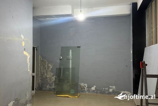 Ambiente Commerciale in Affitto 1+1 a Tirana - 50,000 Leke