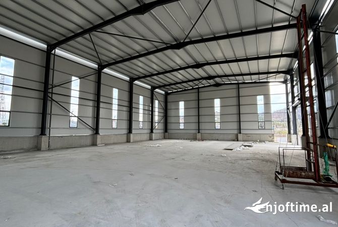 Ambiente Commerciale in Affitto 4+1 a Tirana - 4,500 Euro