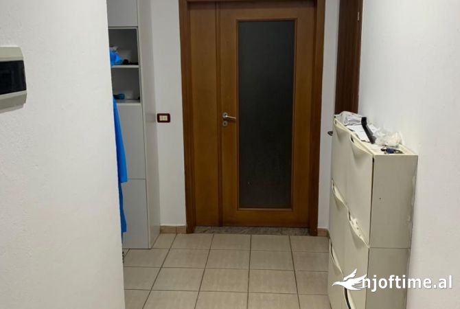Shtepi ne shitje Apartament ne Tirane, 3+1, Mobilimi E mobiluar, Pagesa 325,000  Euro.