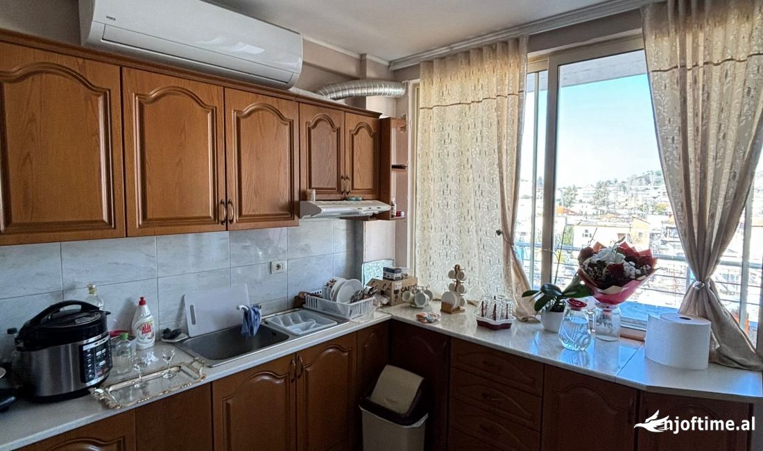 Shtepi ne shitje Apartament ne Tirane, 2+1, Mobilimi E mobiluar, Pagesa 140,000  Euro.