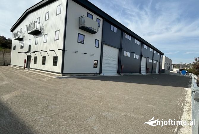 Ambiente Commerciale in Affitto 4+1 a Tirana - 7,500 Euro