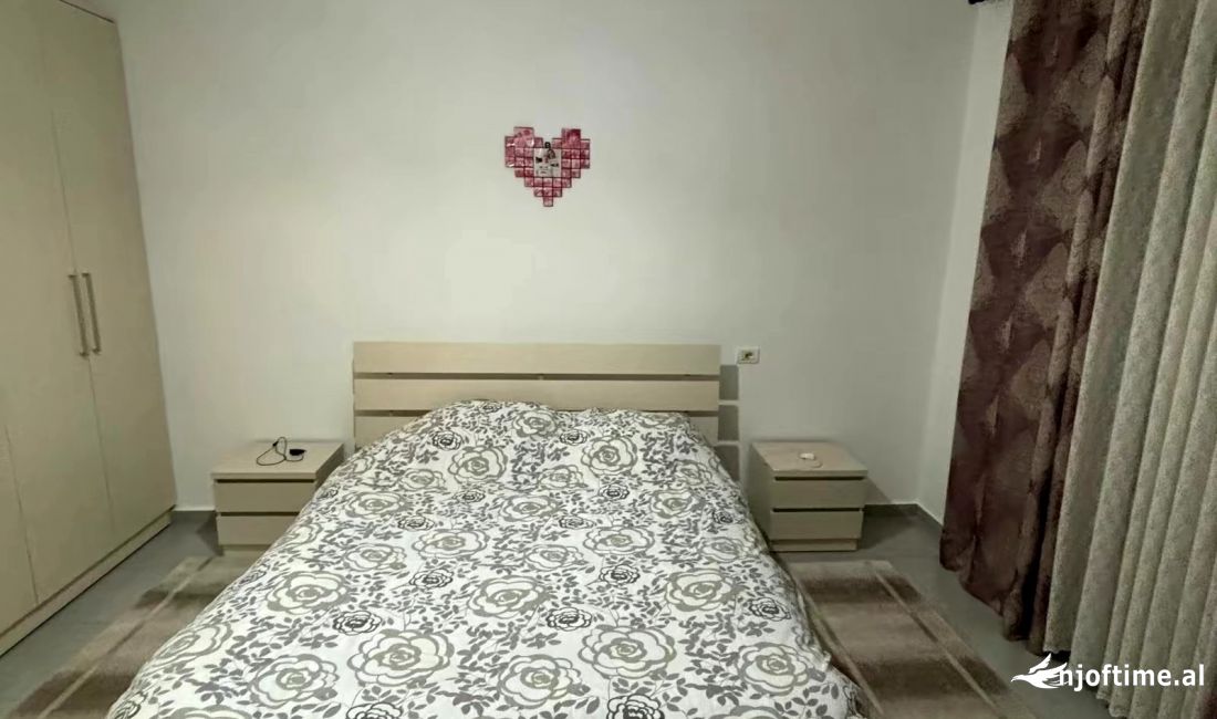 Shtepi ne shitje Apartament ne Tirane, 2+1, Mobilimi Pjeserisht e mobiluar, Pagesa 135,000  Euro.