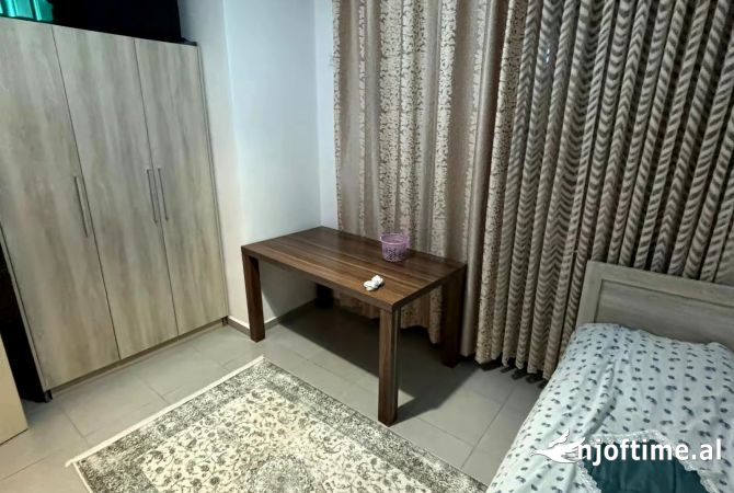 Shtepi ne shitje Apartament ne Tirane, 2+1, Mobilimi Pjeserisht e mobiluar, Pagesa 135,000  Euro.