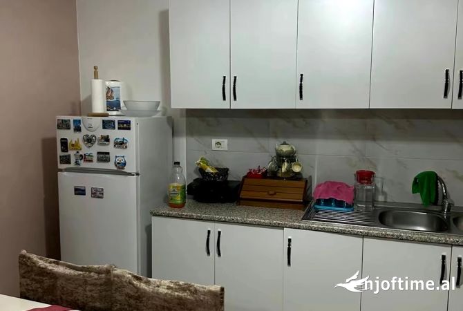 Shtepi ne shitje Apartament ne Tirane, 2+1, Mobilimi Pjeserisht e mobiluar, Pagesa 135,000  Euro.