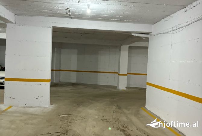 Poste parkimi ne shitje Astir