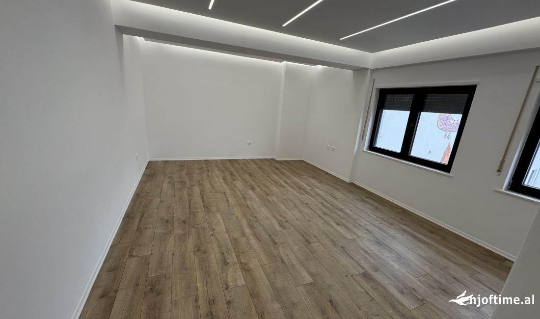 Shtepi ne shitje Apartament ne Tirane, 1+1, Mobilimi Bosh, pa mobiluar, Pagesa 130,000  Euro.