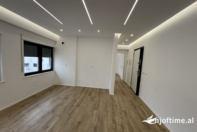 Shtepi ne shitje Apartament ne Tirane, 1+1, Mobilimi Bosh, pa mobiluar, Pagesa 130,000  Euro.