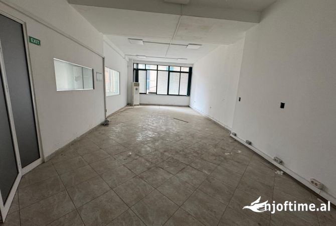 Ambjent biznesi per shitje prane Garden Building !