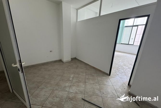 Ambient biznesi ne shitje 3+1 ne Tirane - 180,000 Euro