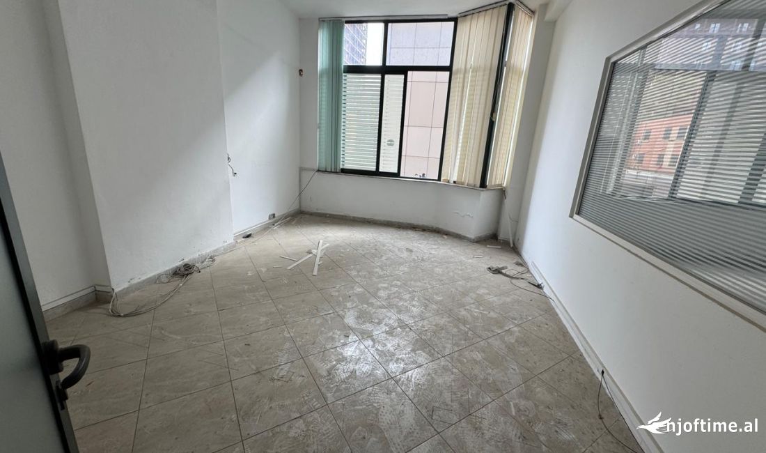 Ambjent biznesi per shitje prane Garden Building !