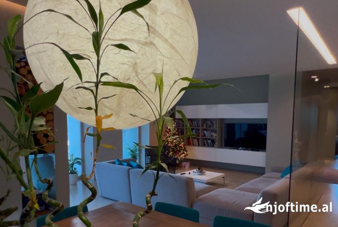 Okazion !!!  Penthouse per shitje te Komuna e Parisit prane Kikes + 3 poste parkimi ! 