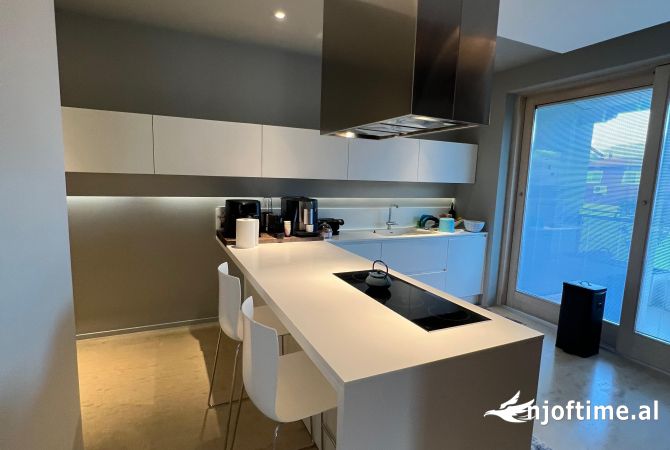 Shtepi ne shitje Penthose(kati i fundit panoramik) ne Tirane, 3+1, Mobilimi E mobiluar, Pagesa 599,900  Euro.