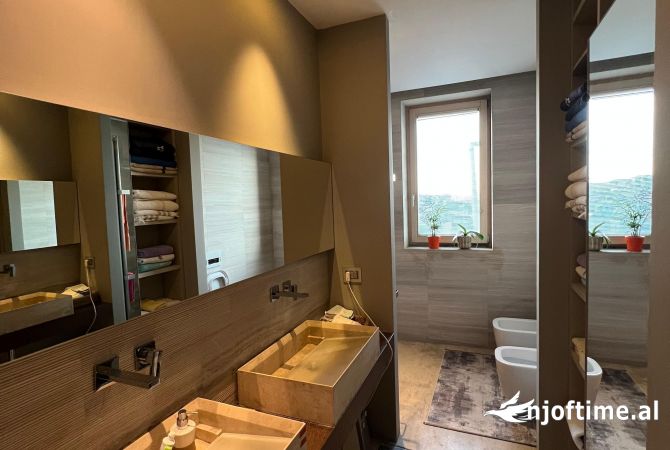 Shtepi ne shitje Penthose(kati i fundit panoramik) ne Tirane, 3+1, Mobilimi E mobiluar, Pagesa 599,900  Euro.