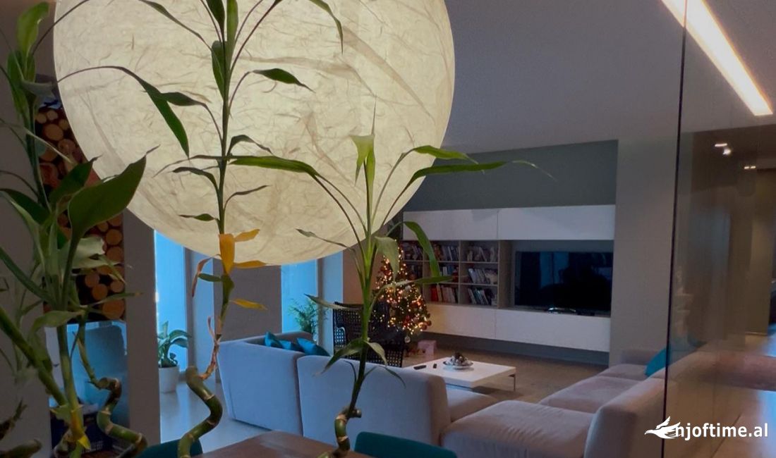 Shtepi ne shitje Penthose(kati i fundit panoramik) ne Tirane, 3+1, Mobilimi E mobiluar, Pagesa 599,900  Euro.