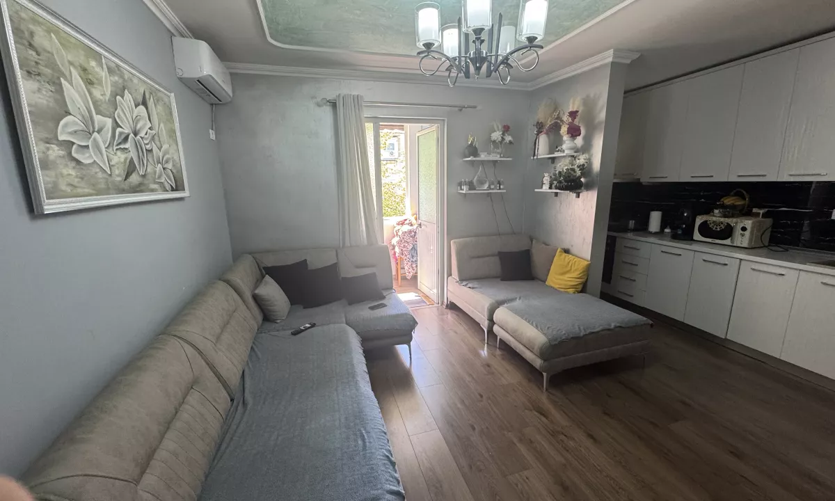 Shtepi ne shitje Apartament ne Tirane, 3+1, Mobilimi E mobiluar, Pagesa 129,000  Euro.