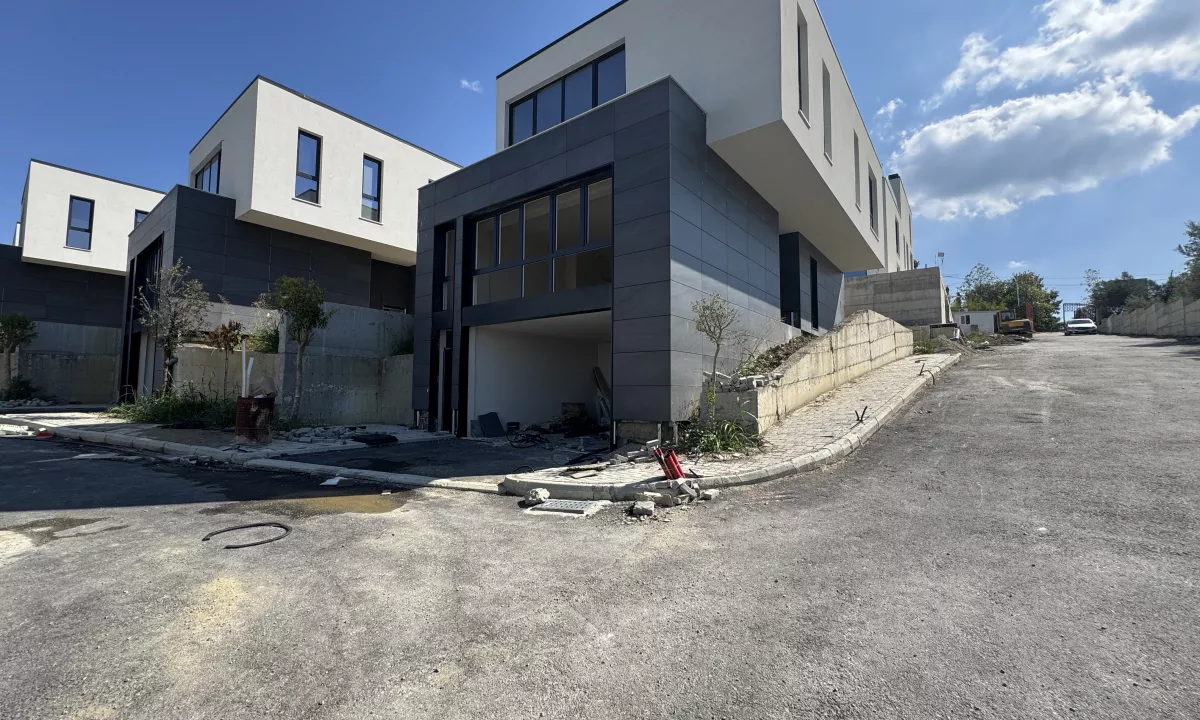 Shtepi ne shitje Vila Luksoze ne Tirane, 3+1, Mobilimi Bosh, pa mobiluar, Pagesa 540,000  Euro.
