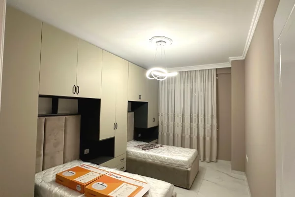 Shtepi ne shitje Apartament ne Tirane, 2+1, Mobilimi E mobiluar, Pagesa 139,900  Euro.