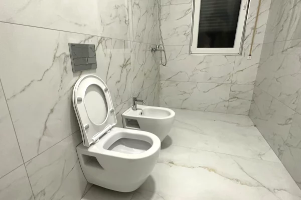 Shtepi ne shitje Apartament ne Tirane, 2+1, Mobilimi E mobiluar, Pagesa 139,900  Euro.