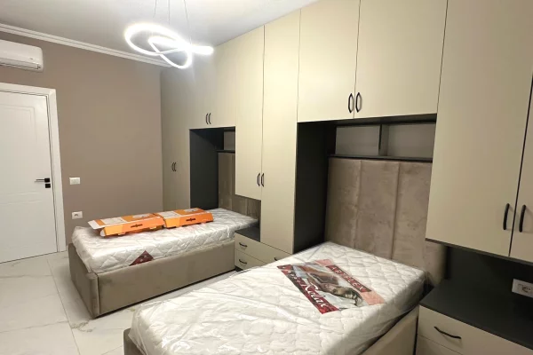 Shtepi ne shitje Apartament ne Tirane, 2+1, Mobilimi E mobiluar, Pagesa 139,900  Euro.