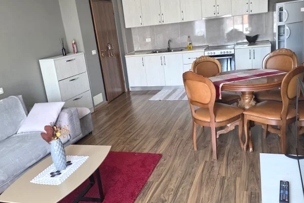 Apartament 1+1 per qira tek Komuna Parisit!