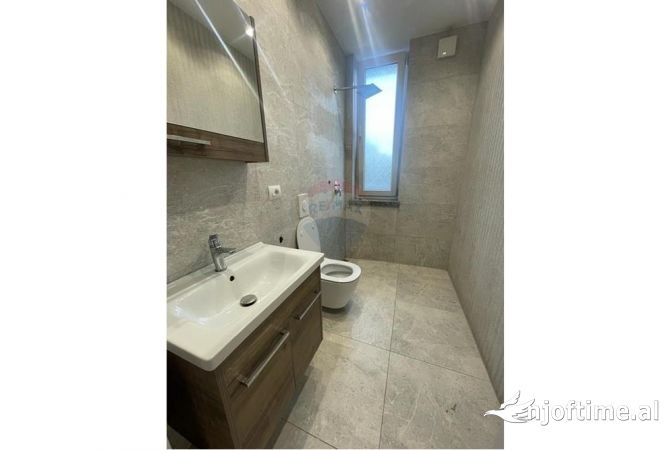 Ambiente Commerciale in Affitto 3+1 a Tirana - 700 Euro
