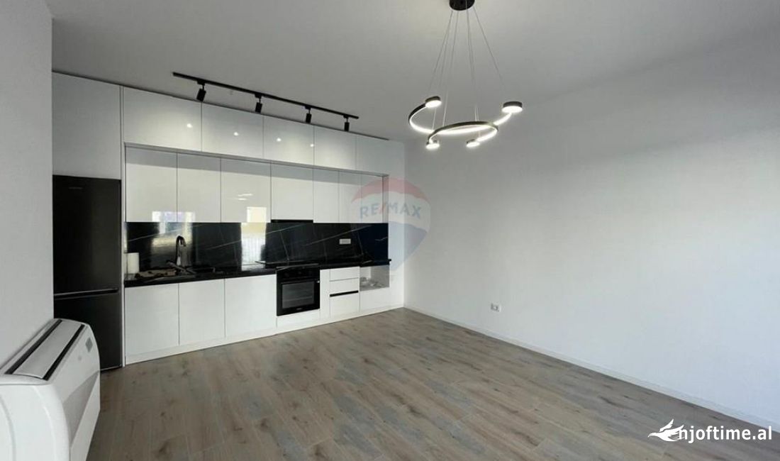 Zyre per qira tek Stacioni Trenit