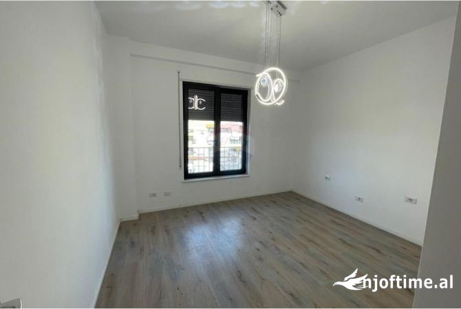 Zyre per qira tek Stacioni Trenit