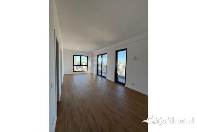 Ambiente Commerciale in Affitto 3+1 a Tirana - 800 Euro