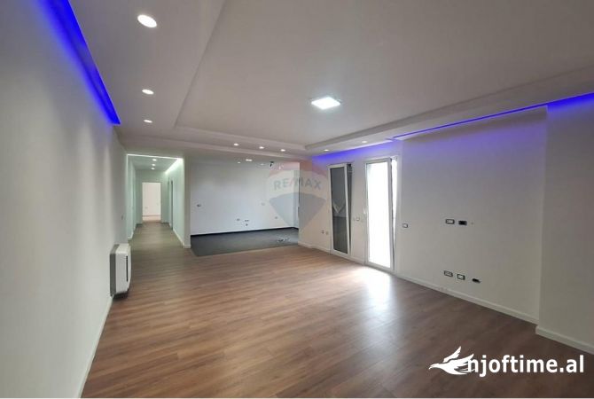Ambiente Commerciale in Affitto 3+1 a Tirana - 1,000 Euro