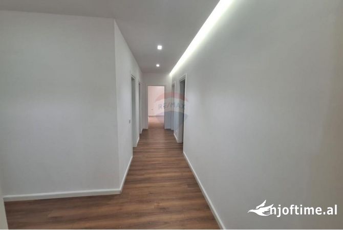 Ambiente Commerciale in Affitto 3+1 a Tirana - 1,000 Euro