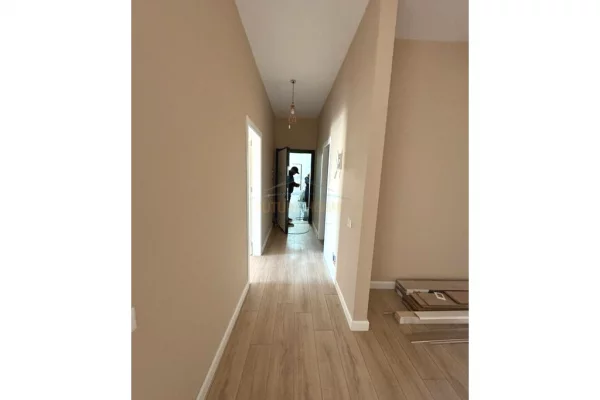 Shtepi ne shitje Apartament ne Tirane, 1+1, Mobilimi Bosh, pa mobiluar, Pagesa 159,000  Euro.