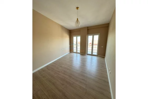 Shtepi ne shitje Apartament ne Tirane, 1+1, Mobilimi Bosh, pa mobiluar, Pagesa 159,000  Euro.