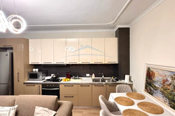 Shtepi me qera Apartament ne Tirane, 3+1, Mobilimi E mobiluar, Pagesa 1,200  Euro.