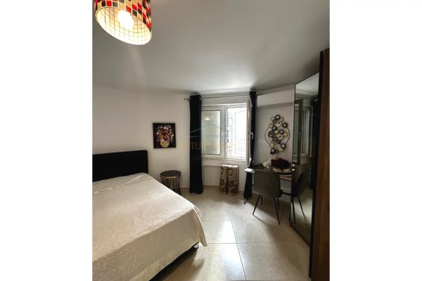 Shtepi me qera Apartament ne Tirane, 3+1, Mobilimi E mobiluar, Pagesa 1,400  Euro.