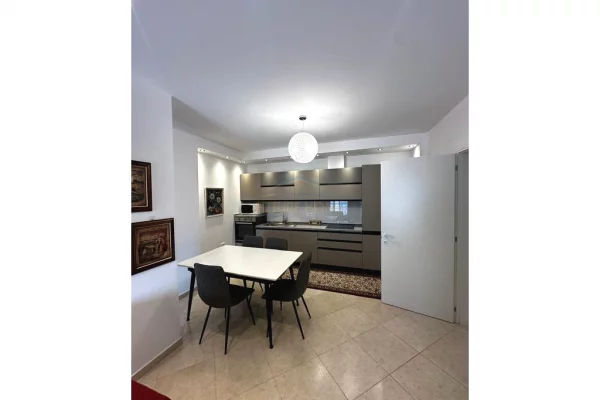 Shtepi me qera Apartament ne Tirane, 3+1, Mobilimi E mobiluar, Pagesa 1,400  Euro.