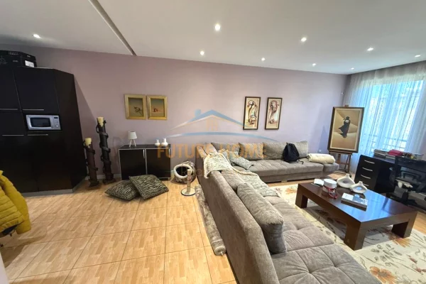 Shtepi ne shitje Apartament ne Tirane, 2+1, Mobilimi Pjeserisht e mobiluar, Pagesa 240,000  Euro.