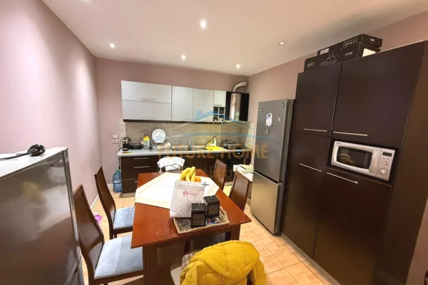 Shtepi ne shitje Apartament ne Tirane, 2+1, Mobilimi Pjeserisht e mobiluar, Pagesa 240,000  Euro.