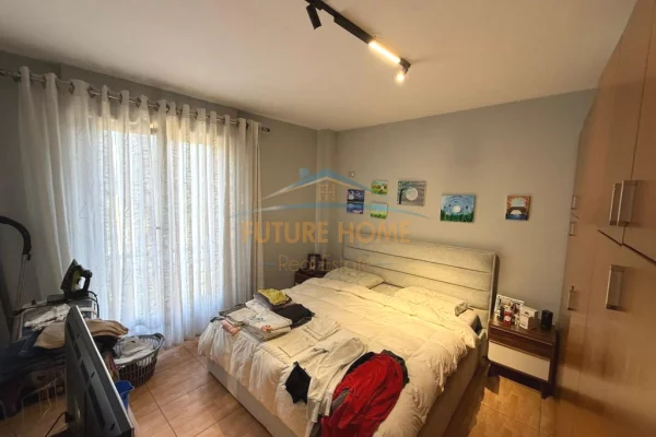 Shtepi ne shitje Apartament ne Tirane, 2+1, Mobilimi Pjeserisht e mobiluar, Pagesa 240,000  Euro.