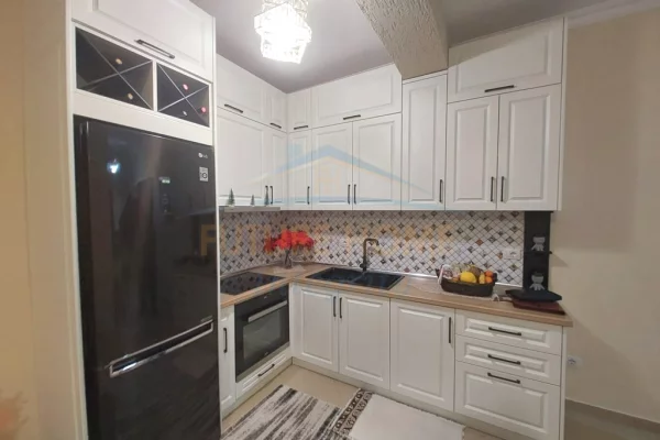Shtepi ne shitje Apartament ne Tirane, 1+1, Mobilimi E mobiluar, Pagesa 140,000  Euro.