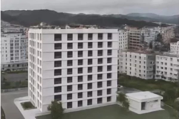 Shtepi ne shitje Apartament ne Tirane, 2+1, Mobilimi Bosh, pa mobiluar, Pagesa 109,000  Euro.